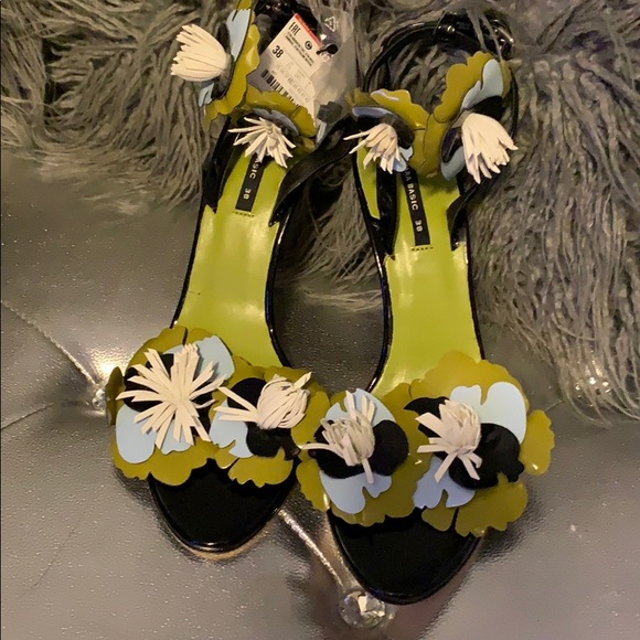 Zara Shoes - Zara Floral Pumps